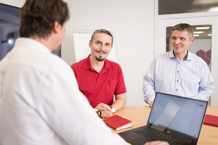 Martin, Jaroslaw und Andrzej Klose sind in einem Meeting